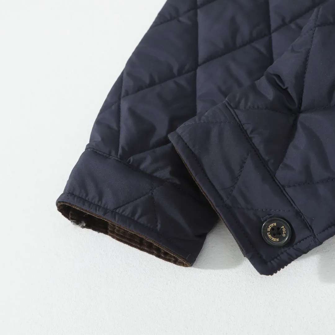 P370 #R50 Ralph Lauren/Ralph Lauren classic old money style workwear rhombus retro cotton jacket. Inspired by retro workwear, it reshapes the contemporary British style. Imported machine-pressed diamond quilting technology, every quilting line is accurately aligned, and the details are full of ingenuity; three-dimensional tailoring creates a neat H-shaped silhouette, and it can still remain light and straight when worn in multiple layers in autumn and winter. Customized metal buttons, low-key embellished textured corduroy lapel design, full of retro atmosphere, 37.5° temperature control black technology, breathable and moisture-proof, locks in temperature and sweat, waterproof and snow-proof fabric, no fear of bad weather, anti-run cotton patented technology, warm and soft, long-wearing without deformation, five high-end colors: navy | khaki | black | green | brown, easily suitable for commuting, leisure, and travel. Wearing one piece gives off a calm temperament of "old money style", and you can have both style and warmth in low-temperature weather.  Color: Navy blue, black, khaki, military green, brown Size: S M L